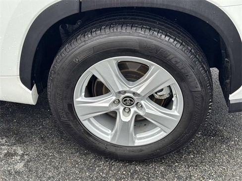 Used 2022 Toyota Highlander L image 38