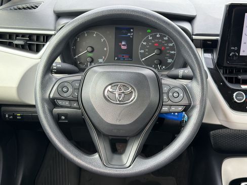 Used 2025 Toyota Corolla LE FWD image 10