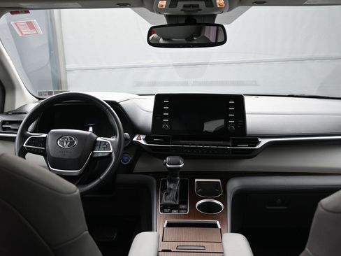Used 2021 Toyota Sienna XLE image 19