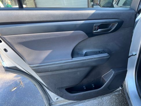 Used 2023 Toyota Highlander LE image 26