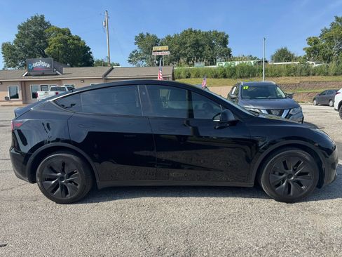 Used 2025 Tesla Model Y Long Range AWD/4WD image 2