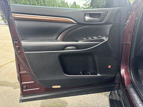 Used 2019 Toyota Highlander Limited AWD/4WD image 9