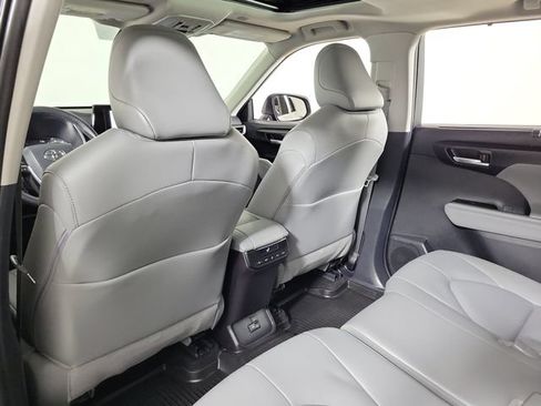 Used 2025 Toyota Highlander XLE FWD image 11