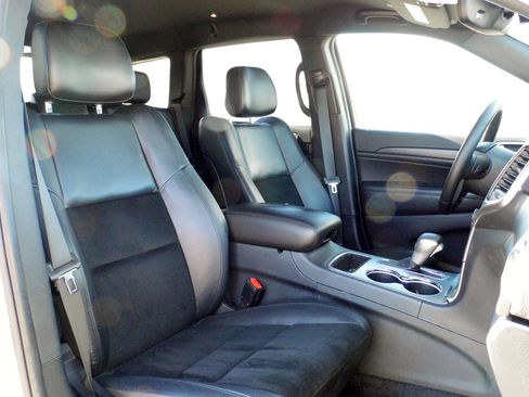 Used 2018 Jeep Grand Cherokee Altitude image 19