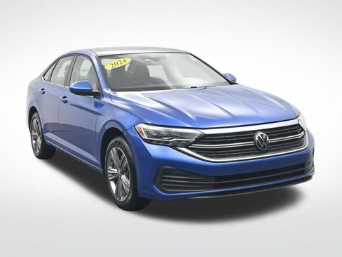 Used 2024 Volkswagen Jetta SE FWD image 3