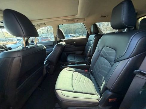 Used 2024 Nissan Pathfinder Platinum image 16
