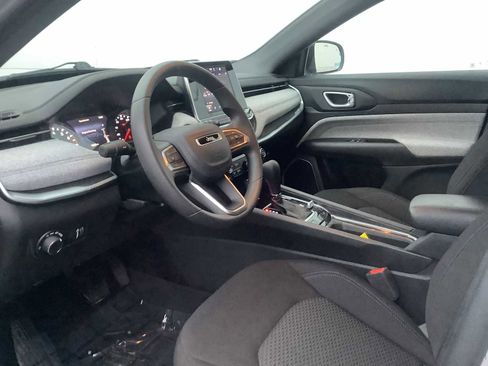 Used 2025 Jeep Compass Sport image 3