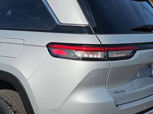 Used 2023 Jeep Grand Cherokee Laredo w/ Luxury Tech Group I image 33