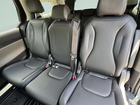 New 2026 Kia Carnival EX FWD image 13