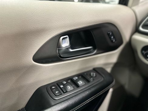 Used 2022 Chrysler Pacifica Touring-L image 27