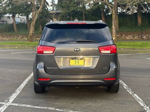 Used 2016 Kia Sedona LX w/ LX Convenience Package image 4
