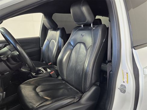 Used 2019 Chrysler Pacifica Touring-L w/ S Appearance Package image 5