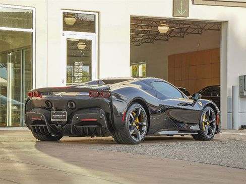 Used 2023 Ferrari SF90 Spider image 11
