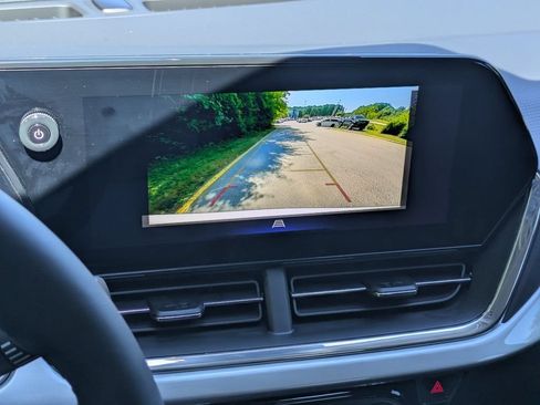 New 2026 Chevrolet Trax LT w/ Sunroof Package FWD image 17