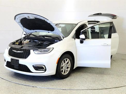 Used 2023 Chrysler Pacifica Touring-L FWD image 10