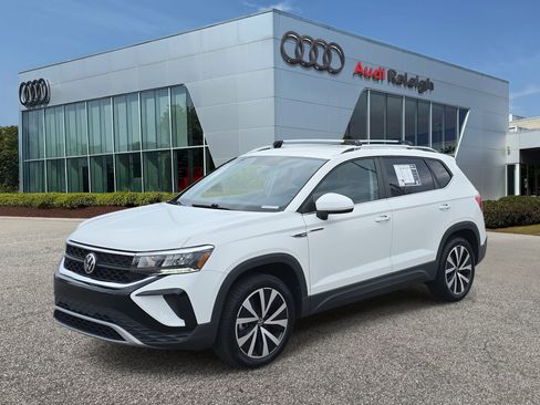 Used 2022 Volkswagen Taos SE image 1