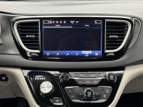 Used 2024 Chrysler Pacifica Touring-L image 24