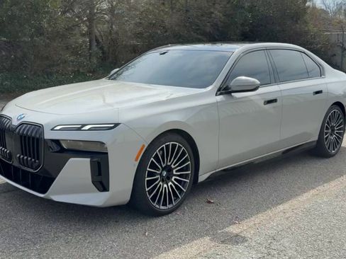 Used 2025 BMW 760i xDrive w/ Premium Package image 8