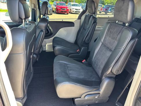 Used 2014 Chrysler Town & Country Touring-L FWD image 11