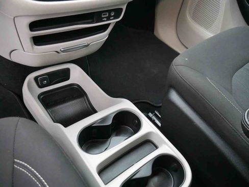 Used 2020 Chrysler Voyager LX image 26