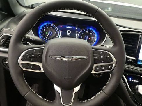 Used 2026 Chrysler Pacifica Limited FWD image 7