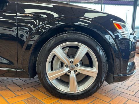 Used 2019 Audi e-tron Prestige w/ Prestige Package image 14