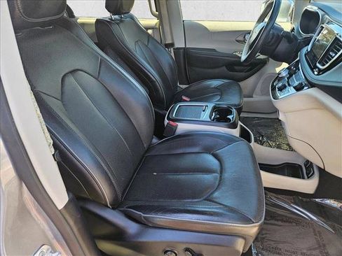 Used 2019 Chrysler Pacifica Limited FWD image 23