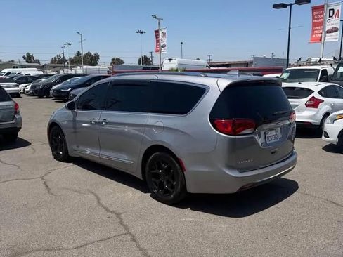 Used 2018 Chrysler Pacifica Limited FWD image 5