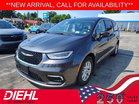 Used 2023 Chrysler Pacifica Touring-L FWD image 1