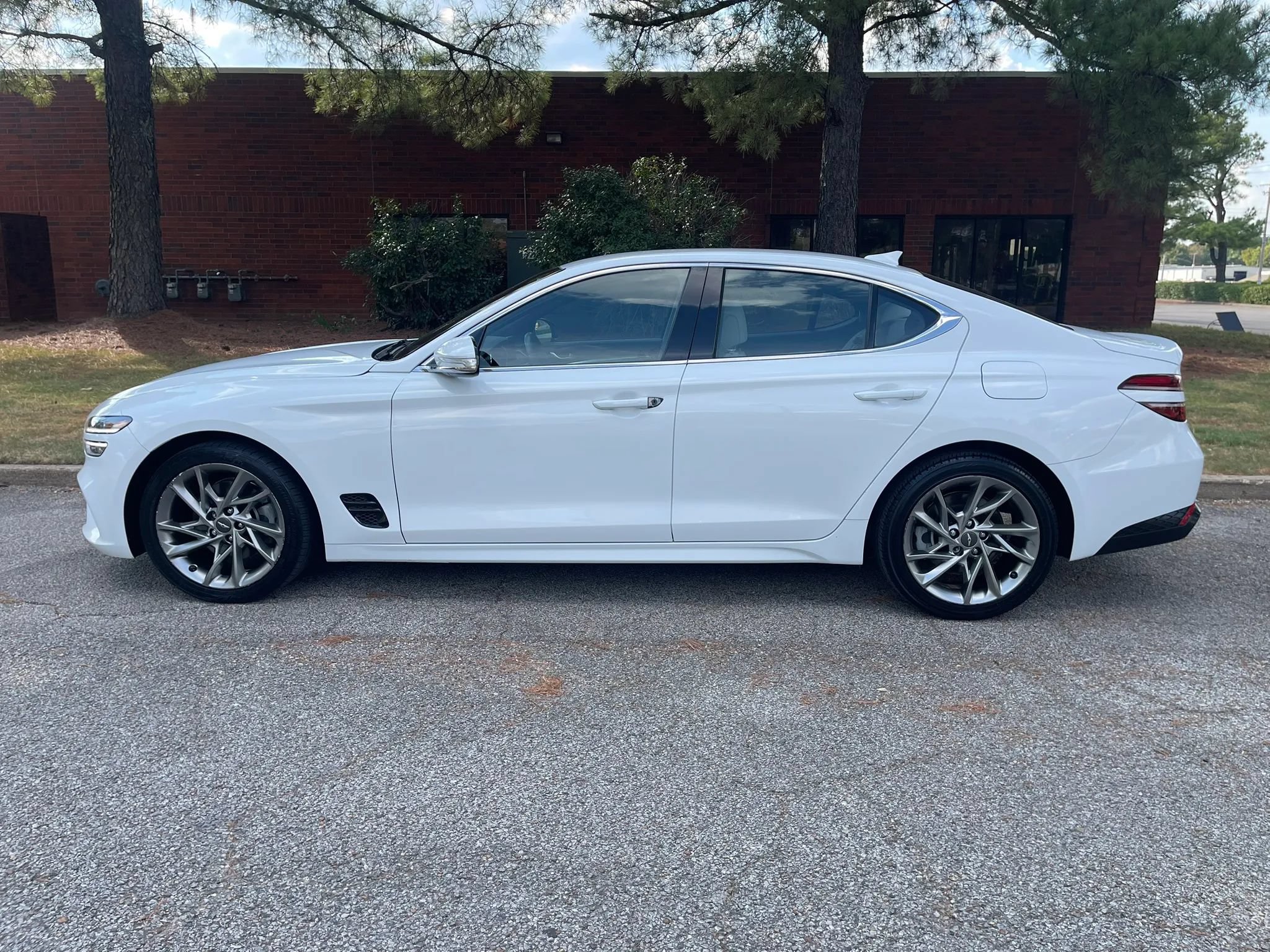 Used 2022 Genesis G70 2.0T RWD image 2