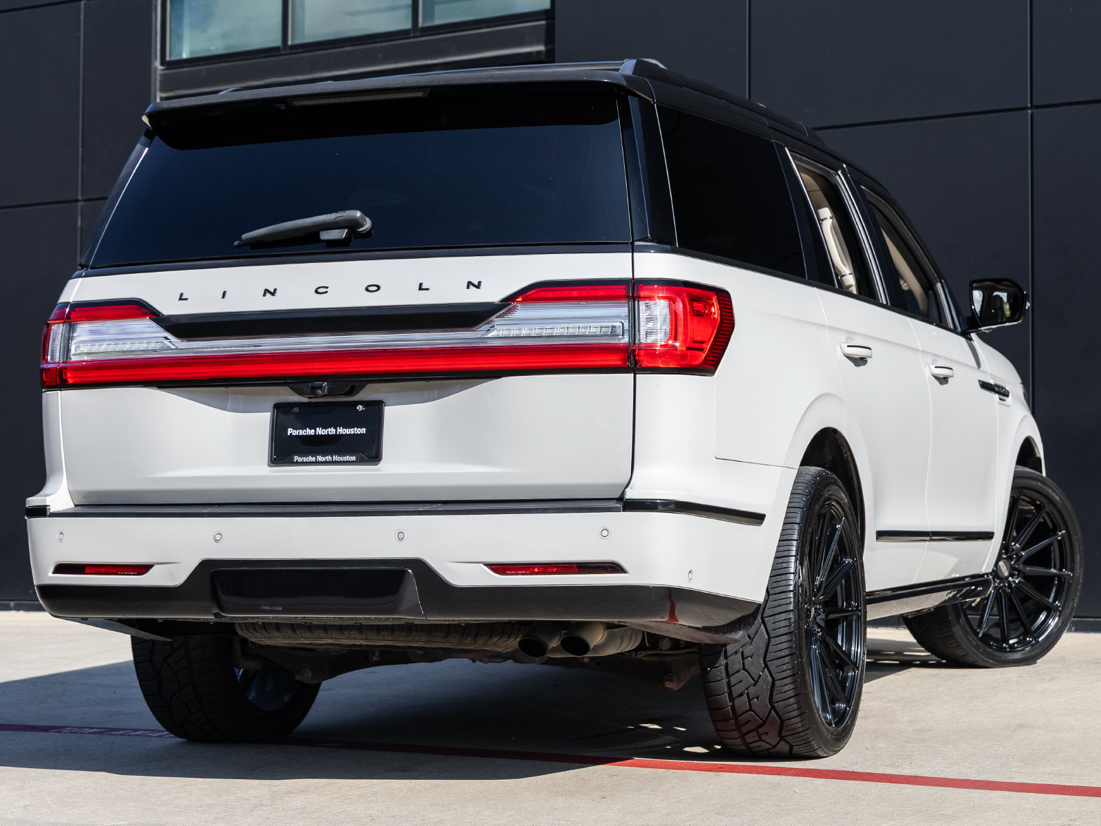 Used 2021 Lincoln Navigator Reserve w/ Luxury Package RWD image 8