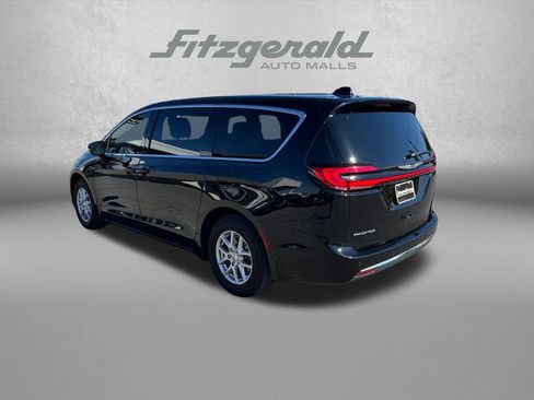 Used 2025 Chrysler Pacifica Select FWD image 8