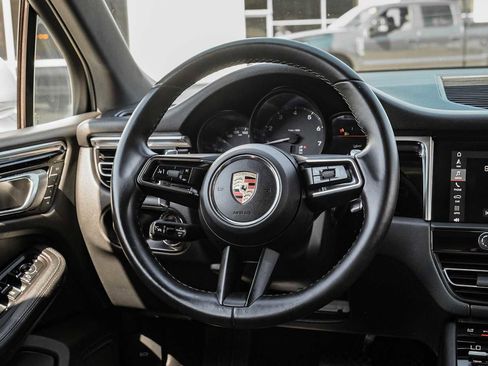 Used 2023 Porsche Macan image 17
