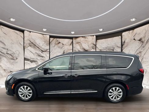 Used 2017 Chrysler Pacifica Touring-L image 8