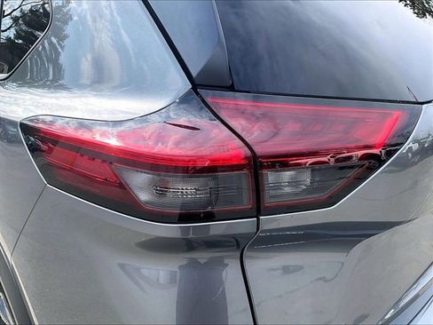 Used 2024 Nissan Rogue SV image 31