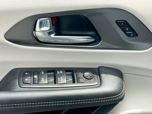 Used 2024 Chrysler Pacifica Touring-L image 21