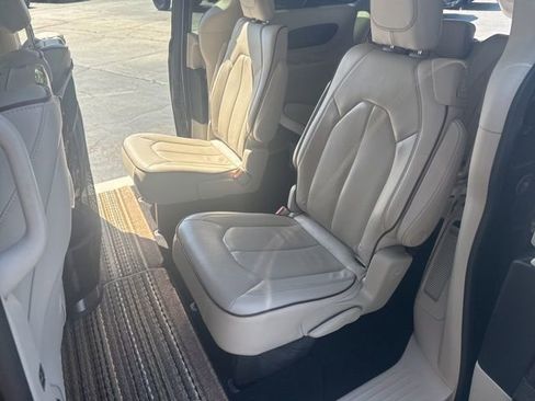 Used 2017 Chrysler Pacifica Limited w/ UConnect Theater Package FWD image 41