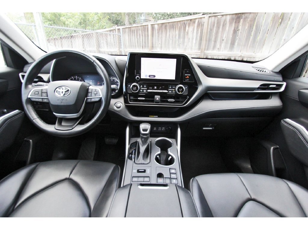 Used 2023 Toyota Highlander XLE AWD/4WD image 10