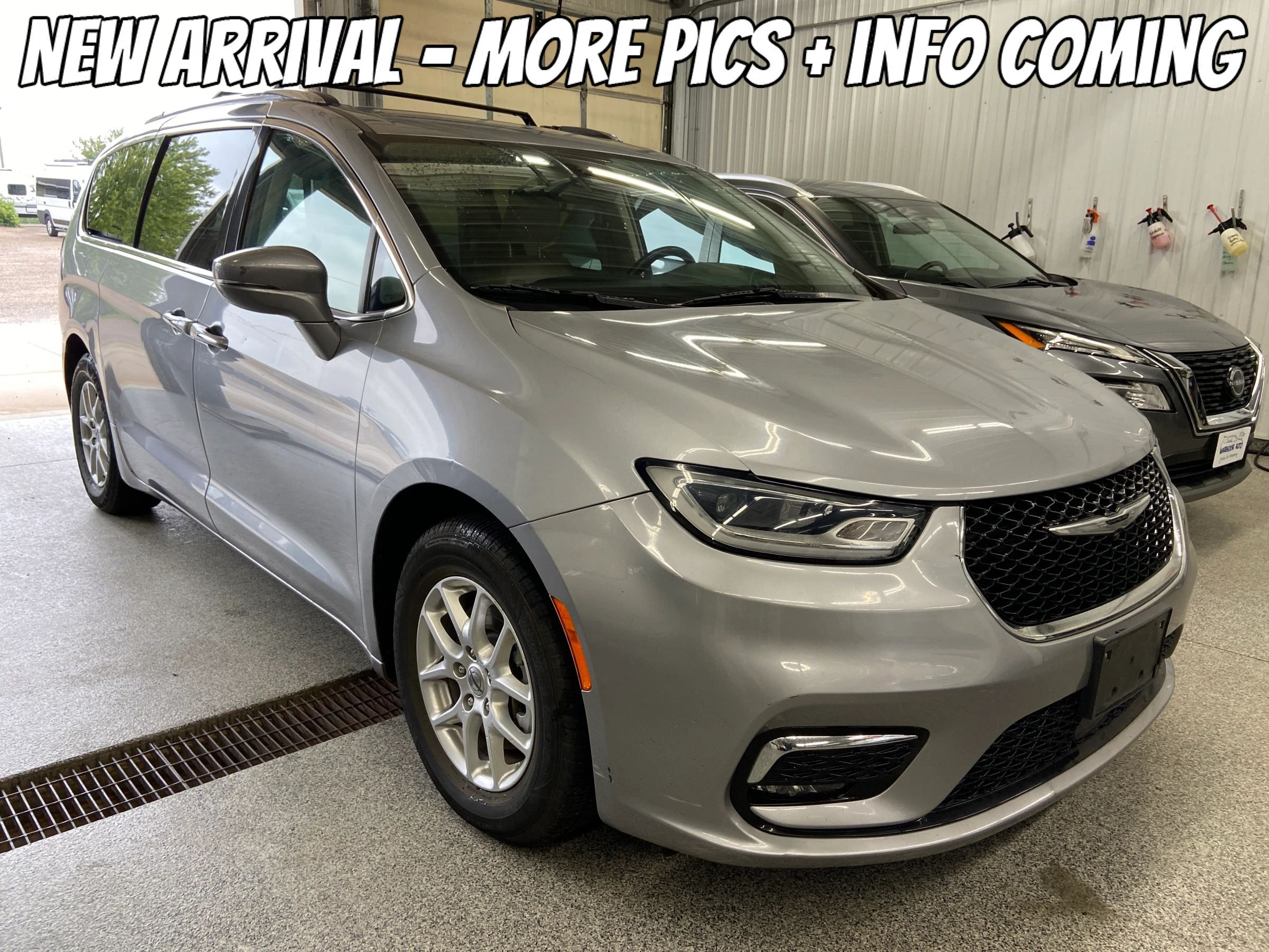 Used 2021 Chrysler Pacifica Touring-L FWD image 1