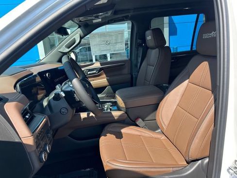 Used 2025 Chevrolet Tahoe High Country AWD/4WD image 14