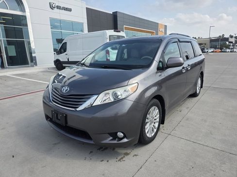 Used 2013 Toyota Sienna XLE image 4