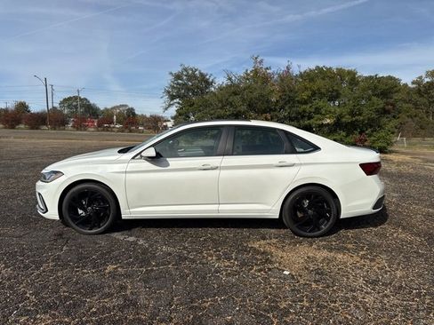 Certified 2025 Volkswagen Jetta SE image 4