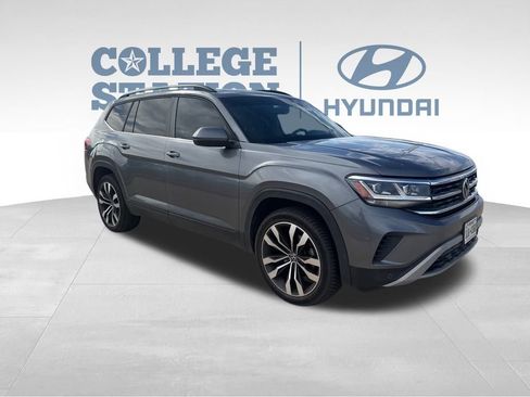 Used 2021 Volkswagen Atlas SE w/ Panoramic Sunroof Package image 3