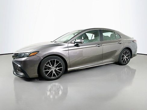 Used 2022 Toyota Camry SE image 3