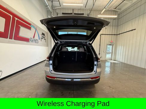 Used 2025 Jeep Grand Cherokee Limited w/ Luxury Tech Group II AWD/4WD image 13