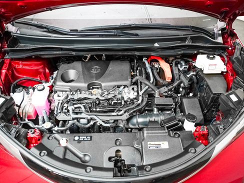 Used 2024 Toyota Sienna Limited image 3