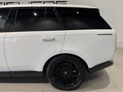 Used 2025 Land Rover Range Rover SE AWD/4WD image 4