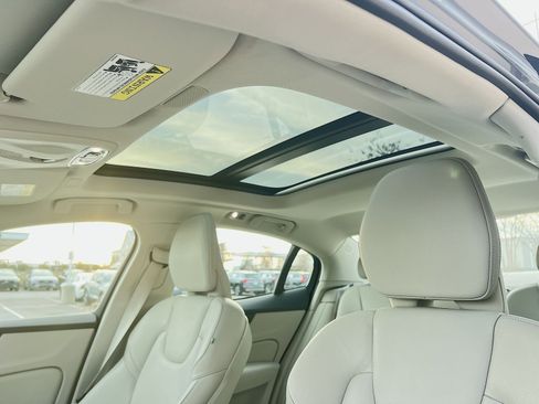 Used 2021 Volvo S60 T5 Momentum image 24