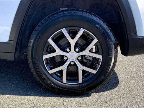 Used 2024 Jeep Grand Cherokee Limited image 10