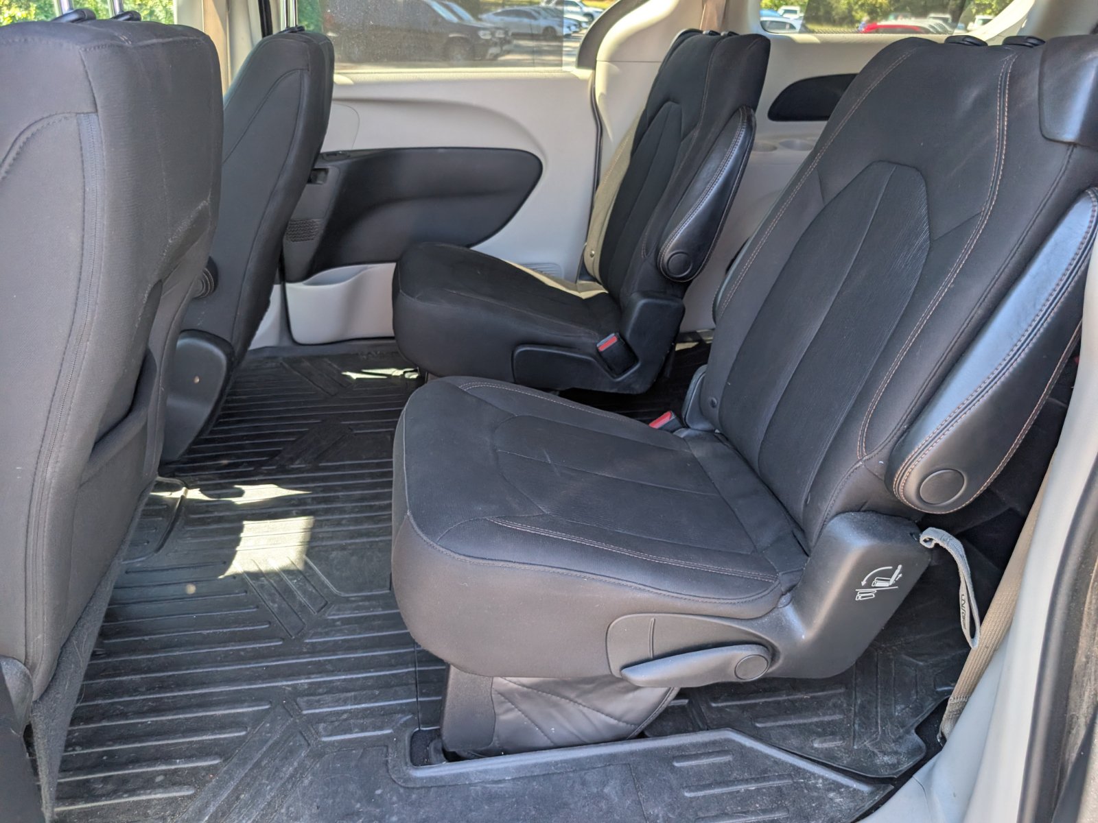 Used 2017 Chrysler Pacifica Touring Plus w/ Tire & Wheel Group FWD image 13